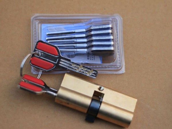 让胡路24小时上门开锁公司